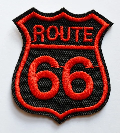 Fierbinte! Roșu Route 66 retro masini musculare Americana PETIC NEGRU de FIER PE APLICATIILE Autostrada Semn Rutier (Dimensiunea este de aproximativ 4,7 * 5.5 cm)